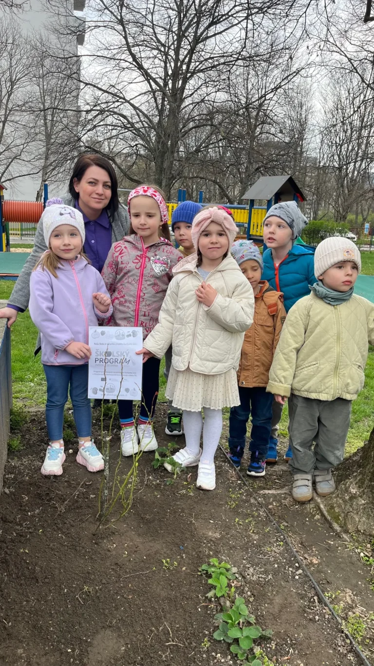 Deti s papierom program školské mlieko a ovocie